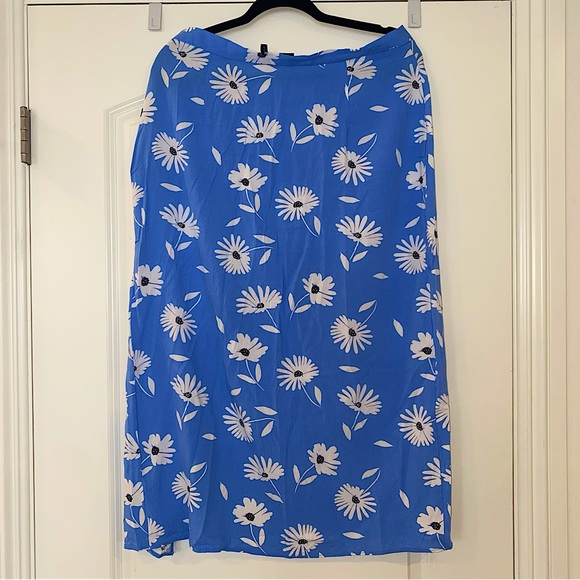 ASOS Design Blue Daisy Bow Detail Thigh High Side Slit Midi Skirt - Picture 3 of 3